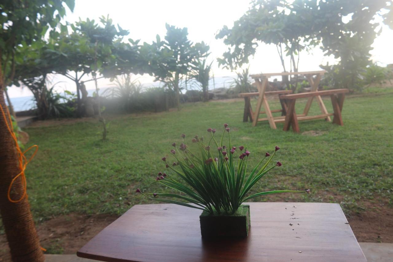 Hotel Beach Rip Rap Cabana And Guest Galle Exterior foto